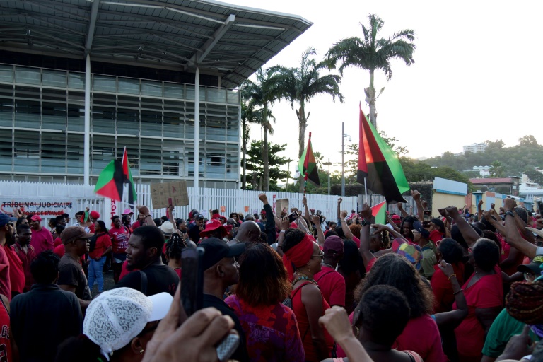 Des manifestants rassemblés devant le tribunal judiciaire de Fort-de-France pendant le procès de l'activiste Rodrigue Petitot, leader du mouvement contre la vie chère, le 22 janvier 2025 en Martinique