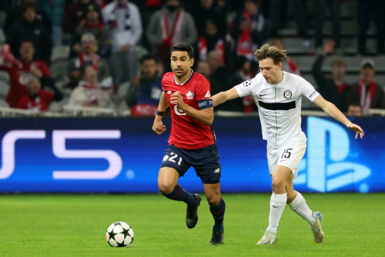 Le Lillois Benjamin André (g) lors du match de Ligue des champions contre Sturm Graz, au stade Pierre-Mauroy de Villeneuve d'Ascq le 11 décembre 2024