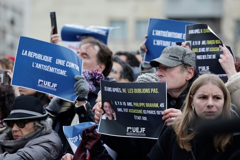 Des participants à la cérémonie d'hommage aux victimes de l'attaque de l'Hyper Cacher, à Paris le 9 janvier 2025