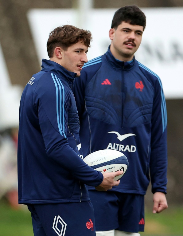 Le troisième ligne Oscar Jegou (G) et le deuxième ligne Hugo Auradou lors d'un entrainement du XV de France, à Marcoussis, le 26 janvier 2025