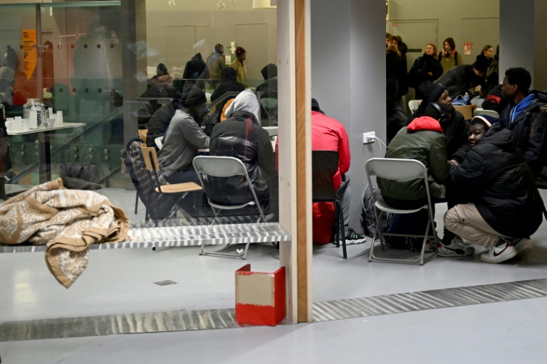 Des migrants mineurs installés dans un local de la Gaîté Lyrique, lors d'une action d'occupation du centre culturel, le 11 décembre 2024 à Paris