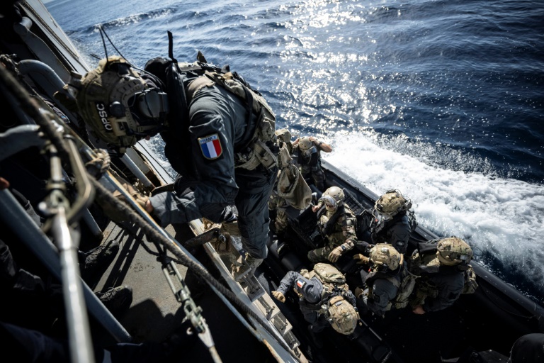 Des commandos de la marine française embarquent à bord d'un pneumatique Etraco lors d'un exercice lancé depuis la frégate de surveillance française FS Ventose, au large de la Martinique, le 15 novembre 2024 aux Antilles