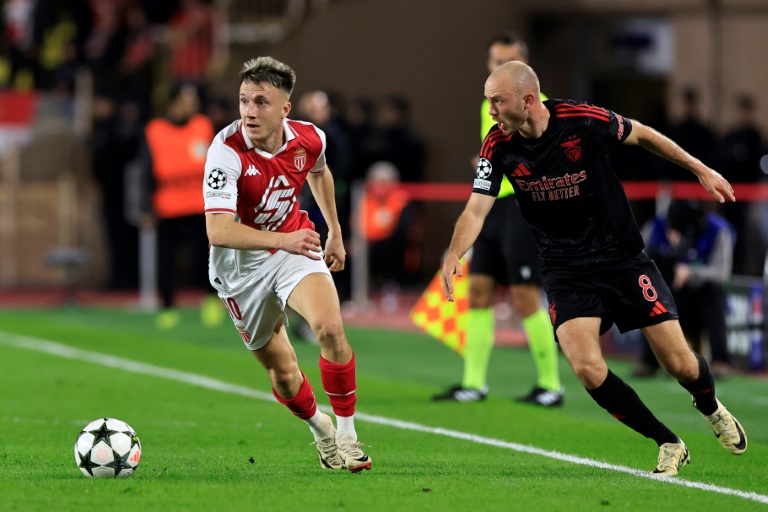 Le milieu de terrain de Monaco Aleksandr Golovin (gauche) et le Norvégien de Benfica Fredrik Aursnes (droite) lors de la phase de ligue de la Ligue des champions, le 27 novembre 2024 à Monaco