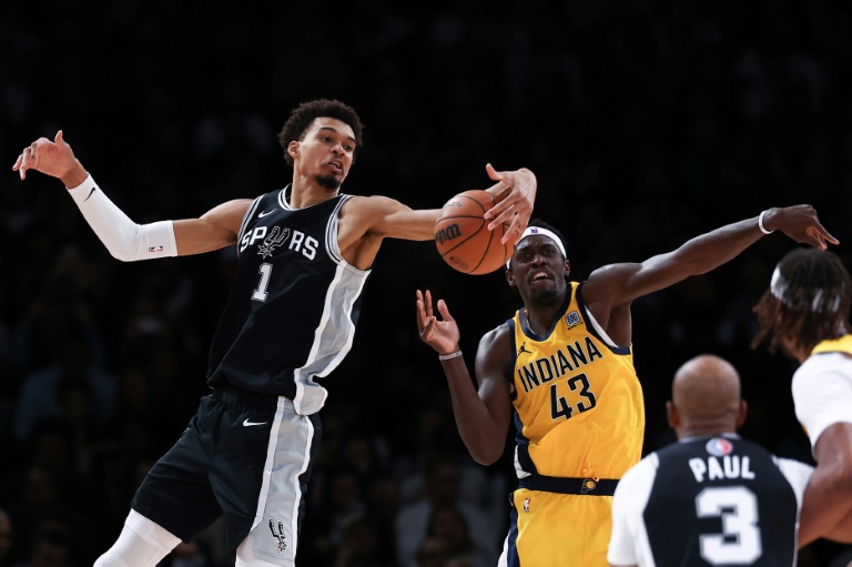 Le Français Victor Wembanyama (gauche) et le Caerounais Pascal Siakam à la lutte lors du match de NBA entre les San Antonio Spurs et les Indiana Pacers délocalisé à Paris le 23 janvier 2025