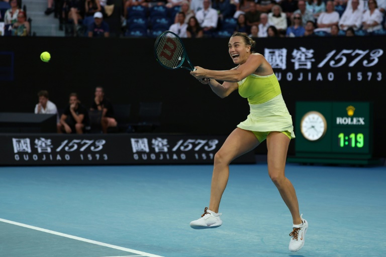 La Bélarusse et N.1 mondiale Aryna Sabalenka retourne une frappe de la Russe Anastasia Pavlyuchenkova lors des quarts de finale de l'Open d'Australie, le 21 janvier 2025