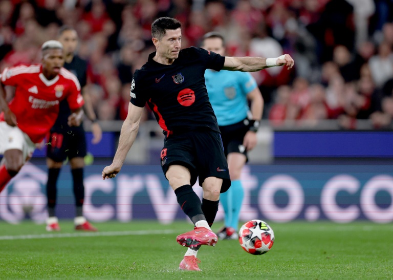 Robert Lewandowski double buteur sur penalty pour le Barça contre Benfica à Lisbonne, le 21 janvier 2025