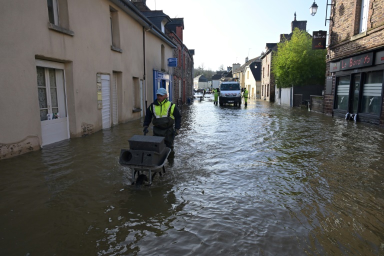 Une rue inondée à Pont-Réan, en Ille-et-Vilaine, le 28 janvier 2025