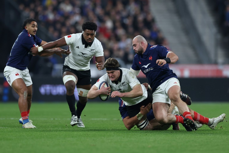 Le pilier Jean-Baptiste Gros défend sur le deuxième-ligne Scott Barrett lors de France - Nouvelle-Zélande le 16 novembre 2024 au stade de France à Saint-Denis