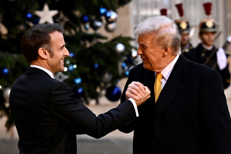 Emmanuel Macron accueille Donald Trump sur le parvis de Notre-Dame à l'occasion de la réouverture de la cathédrale, à Paris le 7 décembre 2024