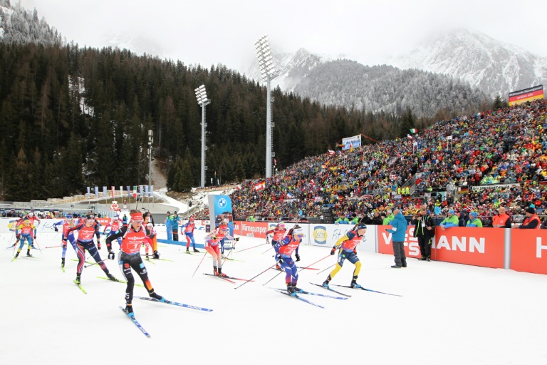 Au départ du relais féminin dimanche à Antholz-Anterselva, la Française Jeanne Richard est au premier rang au centre entre la concurrente allemande et la Suédoise.