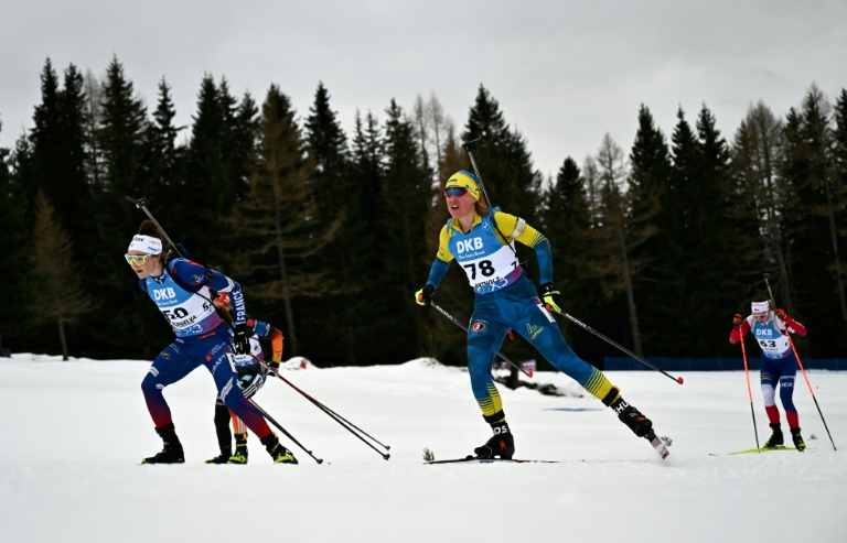 La Française Lou Jeanmonnot dépasse l'Ukrainienne Anastasiya Merkushyna lors du sprint d'Anterselva le 23 janvier 2025