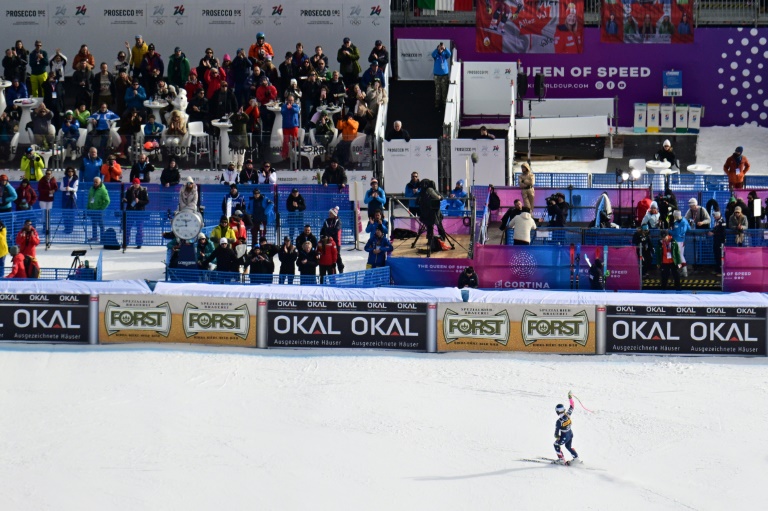 L'Américaine Lindsey Vonn salue le public après sa chute dans le super-G de Cortina d'Ampezzo le 19 janvier 2025