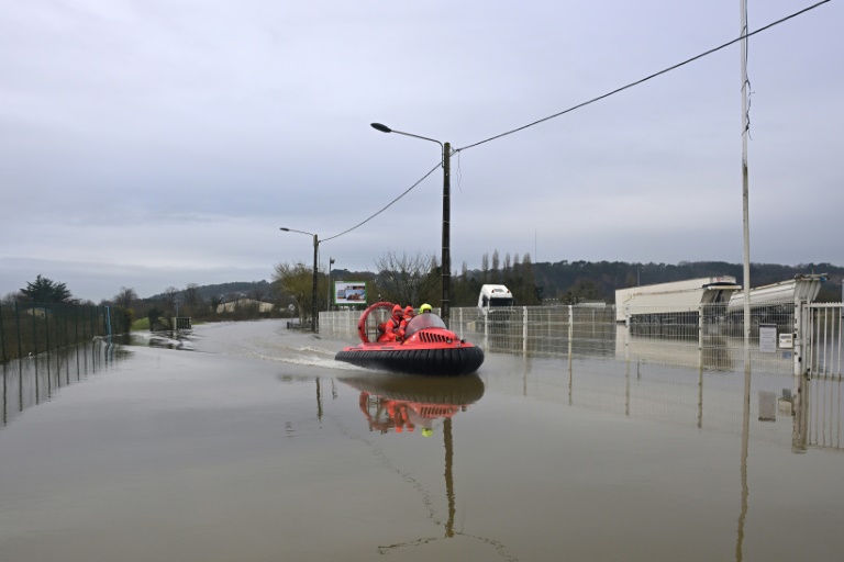 Un aéroglisseur des sapeurs-pompiers dans une rue inondée de Redon, en Ille-et-Vilaine, le 31 janvier 2025