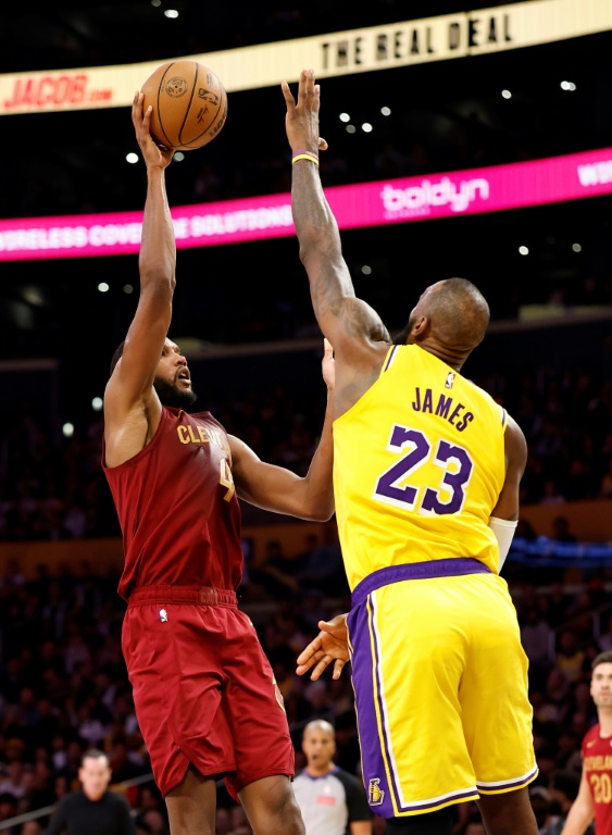 Evan Mobley, l'ailier fort des Cleveland Cavaliers, prend un tir au-dessus de LeBron James lors de la victoire des Cavaliers sur les Los Angeles Lakers, le 31 décembre 2024