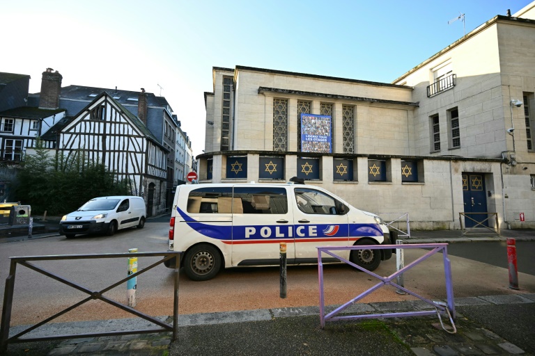 Devant la synagogue de Rouen, le 7 janvier 2025