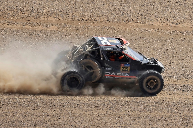 Le pilote français Sébastien Loeb et son co-pilote Fabian Lurquin à bord de leur Dacia Sandrider endommagée après plusieurs tonneaux lors de la 3e spéciale du rallye Dakar entre Bisha et Al Henakiyah, en Arabie Saoudite, le 7 janvier 2025