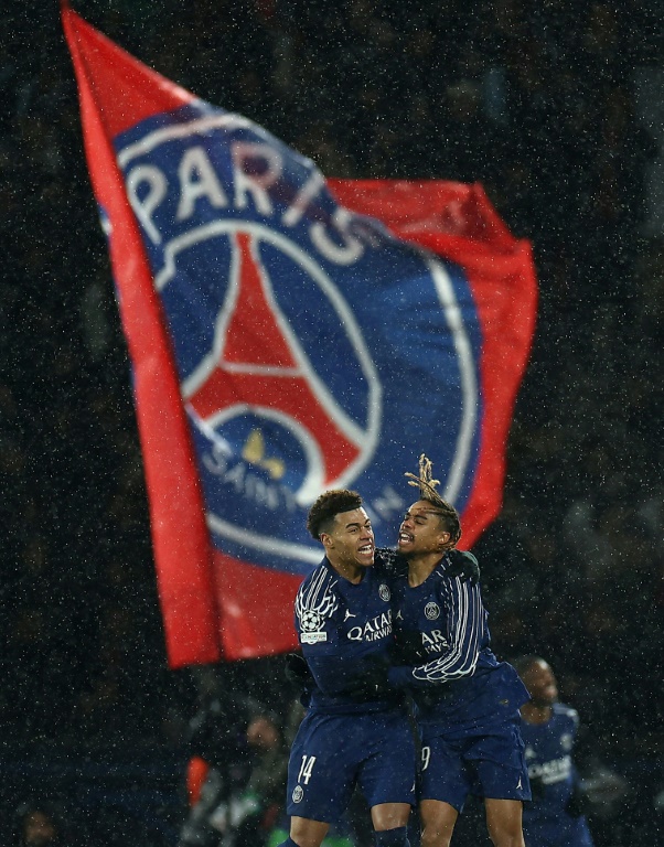 L'attaquant du Paris Saint-Germain, Bradley Barcola (D), célèbre avec le milieu de terrain du PSG, Desire Doue, après avoir marqué un but lors du match de la Champions League contre Manchester City au Parc des Princes à Paris, le 22 janvier 2025