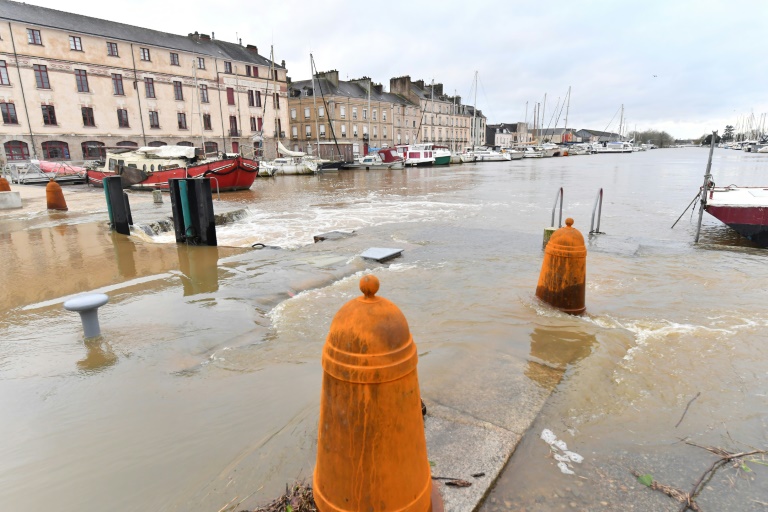 L'eau déborde au port de Redon, en Ille-et-Vilaine, le 30 janvier 2025