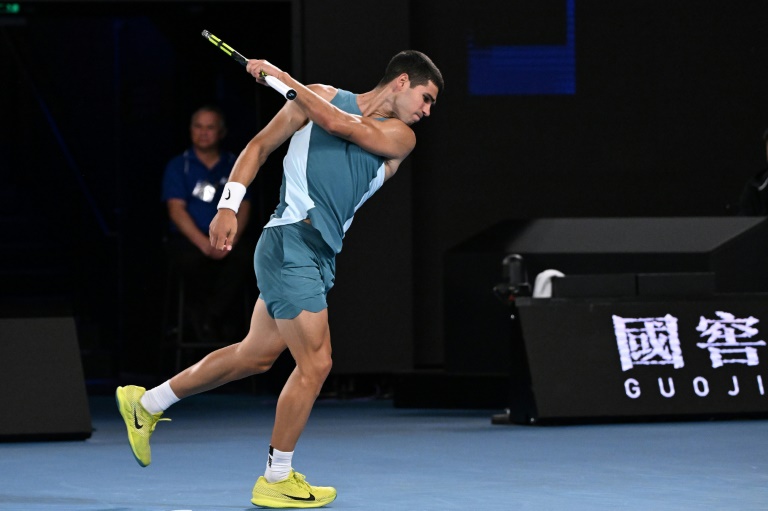 Carlos Alcaraz s'agace après un point perdu face à Novak Djokovic lors des quarts de finale de l'Open d'Australie, le 21 janvier 2025 à Melbourne