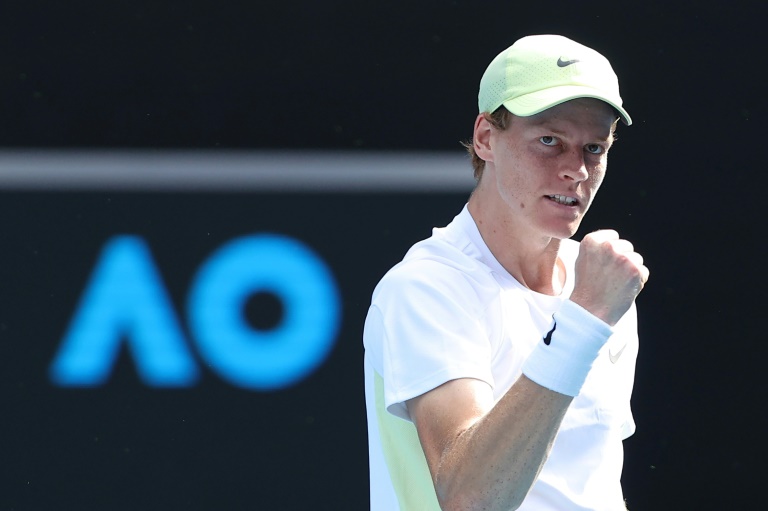 Jannik Sinner célèbre sa victoire face au Danois Holger Rune en huitième de finale de l'Open d'Australie, à Melbourne, le 20 janvier 2025