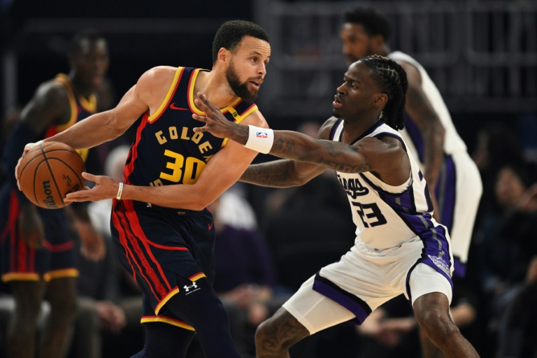 Stephen Curry (#30), la superstart des Golden State Warriors, lors d'un match de saison régulière de NBA face à Keon Ellis (#23), des Sacramento Kings, le 5 janvier 2025 à San Francisco