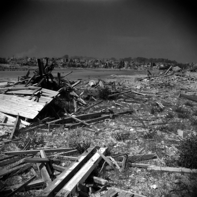 La plage et la ville de Royan, en Charente-Maritime, après les bombardements alliés, en avril 1945