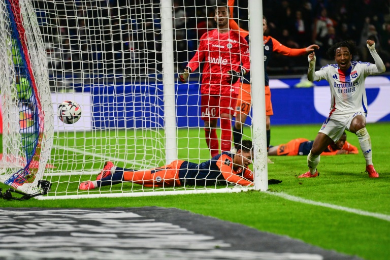 L'attaquant belge de Lyon Malick Fofana montre sa joie après le but contre son camp de Montpellier lors du match de L1 entre l'Olympique Lyonnais et le Montpellier Hérault SC, à Décines-Charpieu, le 4 janvier 2025