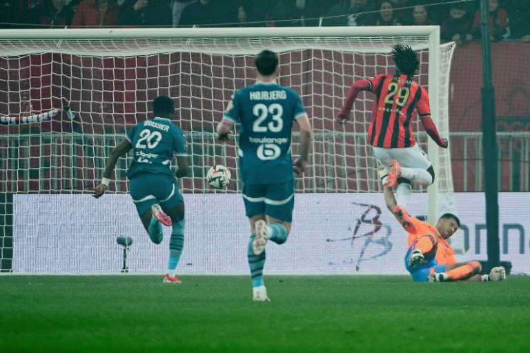 L'attaquant niçois Evann Guessand ouvre le score d'une jolie pichenette contre Marseille à l'Allianz Riviera, le 26 janvier 2025