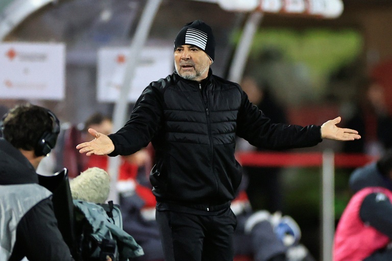 L'entraîneur argentin Jorge Sampaoli dépité après la défaite de son équipe de Rennes à Monaco (3-2), le 25 janvier 2025 au Stade Louis-II