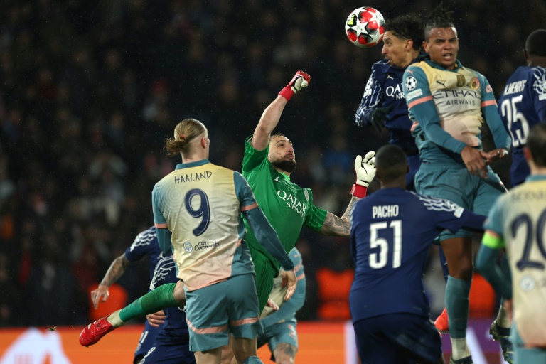 Le gardien de but du Paris Saint-Germain, Gianluigi Donnarumma (C), pendant le match de Champions League, entre le PSG et Manchester City au Parc des Princes à Paris, le 22 janvier 2025