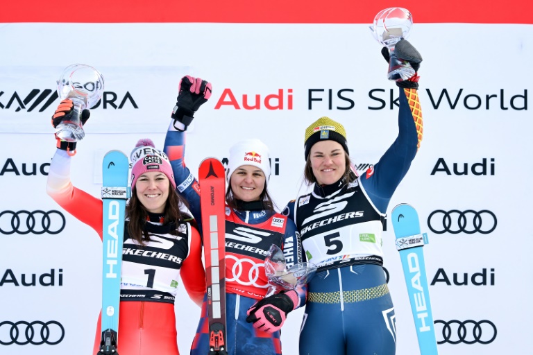 La Croate Zrinka Ljutic (centre) a remporté le slalom de Coupe du monde à Kranjska Gora, en Slovénie, devant la Suissesse Wendy Holdener (gauche) et la Suédoise Anna Swenn-Larsson, le 5 janvier 2025