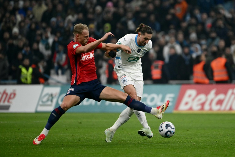 Le Marseillais Adrien Rabiot (d) et le Lillois Mitchel Bakker à la lutte en 16e de finale de Coupe de France le 14 janvier 2025 au stade Vélodrome à Marseille