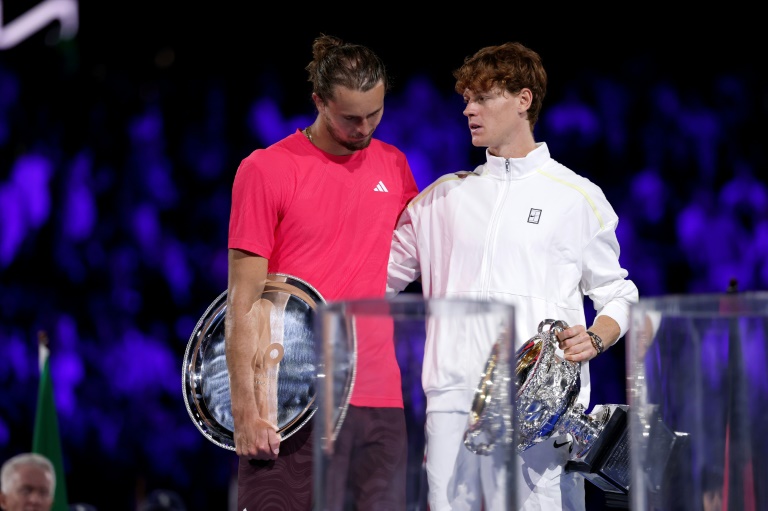 Jannik Sinner (D) au côté d'Alexander Zverev lors de la cérémonie après la finale de l'Open d'Australie, à Melbourne, le 26 janvier 2025