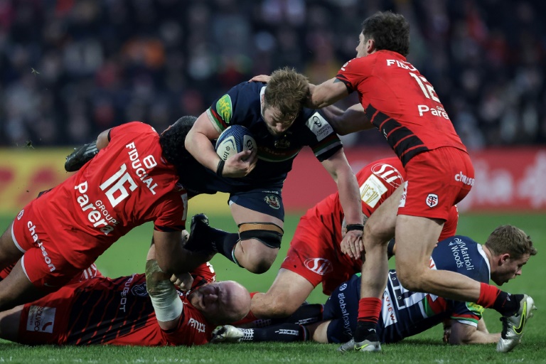 Le joueur de Leicester, Olly Cracknell (C), est plaqué par le talonneur de Toulouse, Peato Mauvaka (G), et le centre  de Toulouse, Pierre-Louis Barassi (D), lors du match de la Coupe des champions de rugby européen au stade Ernest-Wallon de Toulouse, 19 janvier 2025