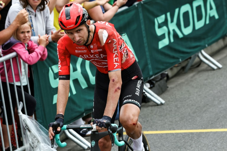 Amaury Capiot, le coureur français de l'équipe Arkéa - B&B Hotels, franchit la ligne d'arrivée après avoir été victime d'une chute lors du sprint final de la 13e étape du Tour de France 2024, 165,3 km entre Agen et Pau, le 12 juillet 2024