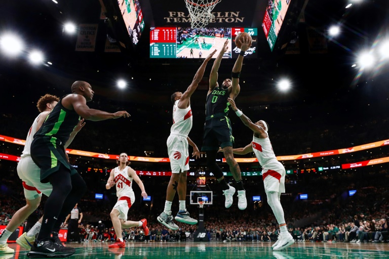 Jayson Tatum, la star des Boston Celtics, s'envole vers le panier lors d'une victoire en NBA contre les Toronto Raptors, à Boston, le 31 décembre 2024