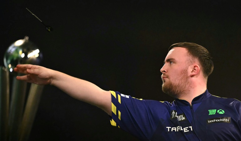 L'Anglais Luke Littler, plus jeune champion du monde de fléchettes à 17 ans, lors de la finale contre le Néerlandais Michael van Gerwen à l'Alexandra Palace de Londres, le 3 janvier 2025