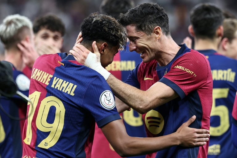 La joie des attaquants Robert Lewandowski et Lamine Yamal après le triomphe du FC Barcelone en Supercoupe d'Espagne le 12 janvier 2025 à Jeddah