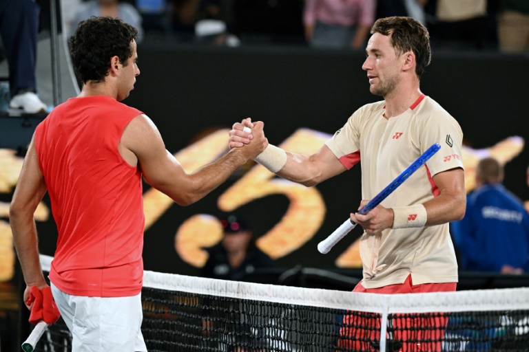 Casper Ruud (à droite) vainqueur de Jaume Munar au premier tour de l'Open d'Australie le 12 janvier 2025 à Melbourne.