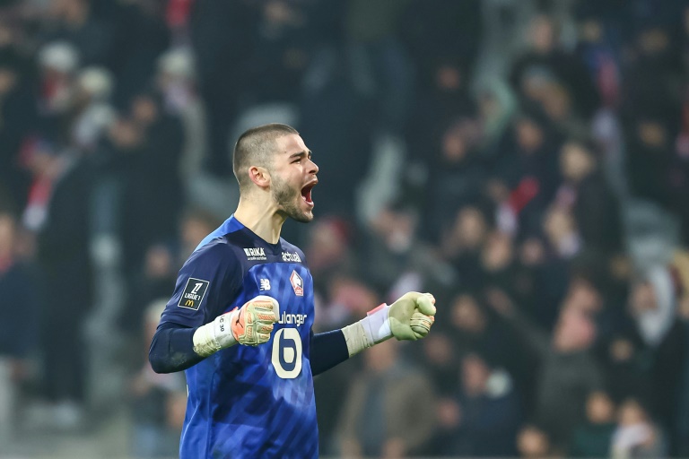 Le gardien de Lille, Lucas Chevalier, célèbre la victoire de son équipe à la fin du match de L1 contre Nice, au Stade Pierre-Mauroy à Villeneuve-d'Ascq, le 17 janvier 2025