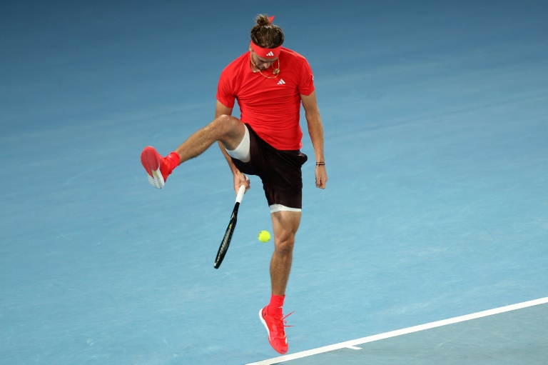 L'Allemand Alexander Zverev fait un coup entre les jambes face au Français Lucas Pouille lors de l'Open d'Australie, le 12 janvier 2025 à Melbourne