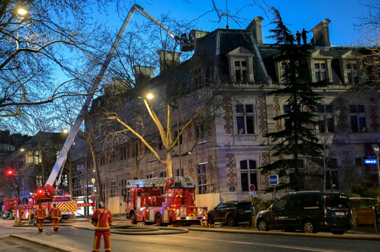 Des pompiers devant la mairie du 12e arrondissement endommagée par un incendie, le 27 janvier 2025 à Paris