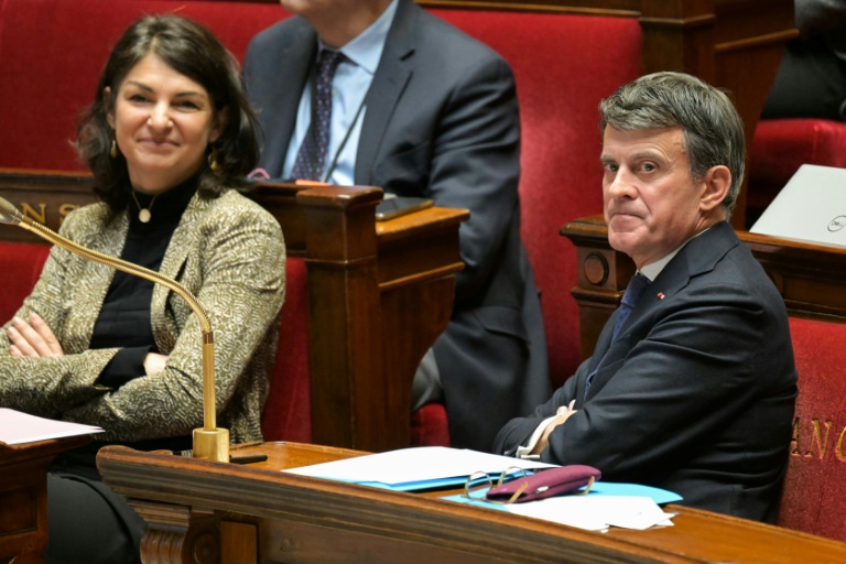 La députée insoumise Aurélie Trouvé (g) etle  ministre des Outre-mer, Manuel Valls, à l'Assemblée nationale, le 23 janvier 2025 à Paris