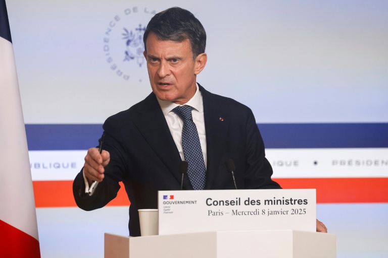 Le ministre des Outre-mer Manuel Valls à Paris, le 8 janvier 2025