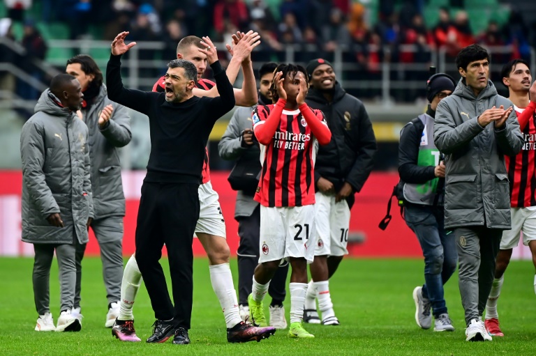 L'entraîneur de l'AC Milan Sergio Conceicao fête avec ses joueurs la victoire contre Parme (3-2) le 26 janvier 2025 à San Siro