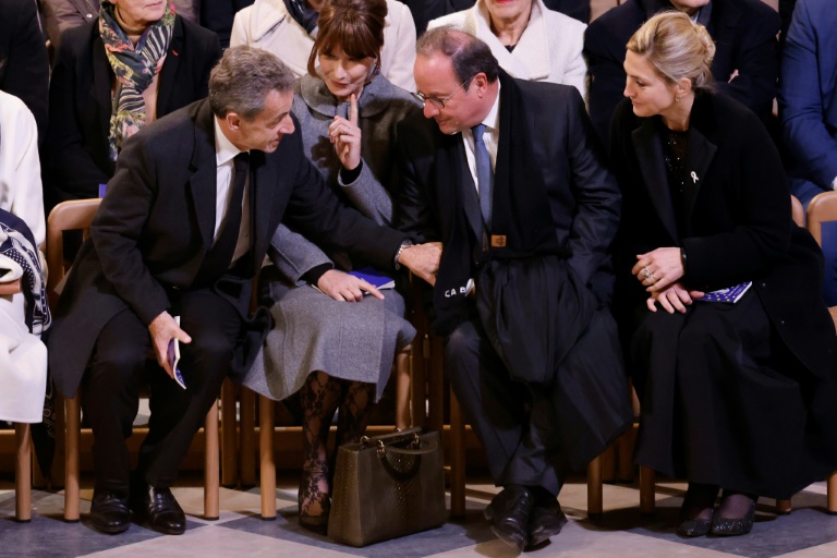 Nicolas Sarkozy, avec son épouse Carla Bruni, assiste à la cérémonie marquant la réouverture de la cathédrale Notre-Dame de Paris à côté du couple François Hollande-Julie Gayet, le 7 décembre 2024