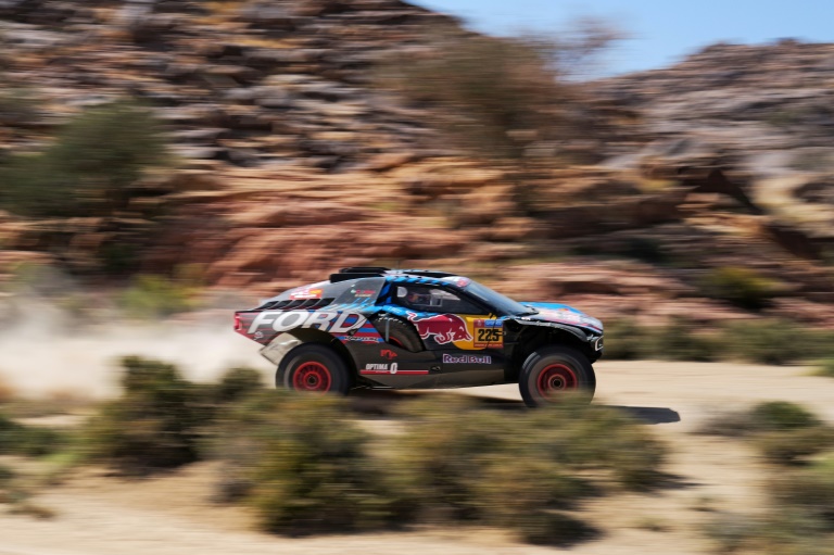 Le pilote espagnol Carlos Sainz et son copilote Lucas Cruz participent à la première étape du Rallye Dakar 2025, une boucle autour de Bisha, en Arabie saoudite, le 4 janvier 2025