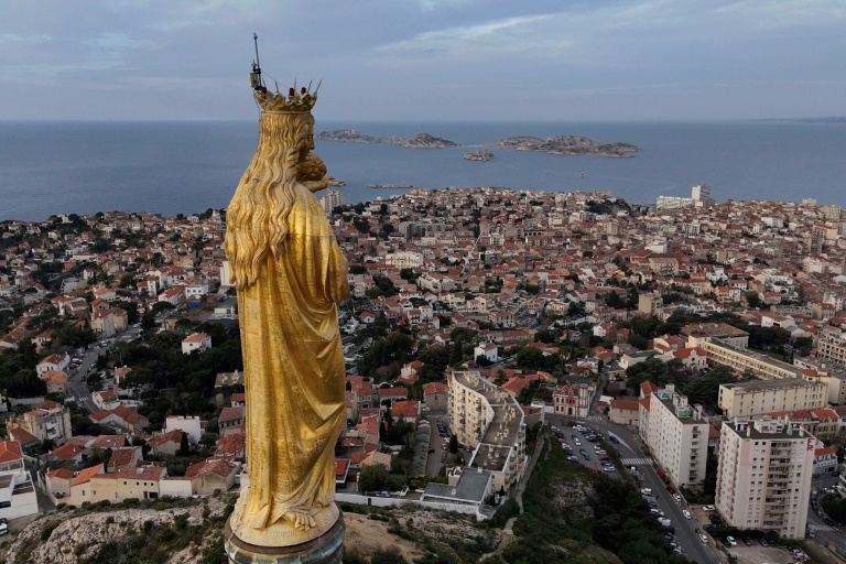 La statue dorée de la Vierge Marie au sommet de la basilique Notre-Dame de la Garde à Marseille, le 23 janvier 2025