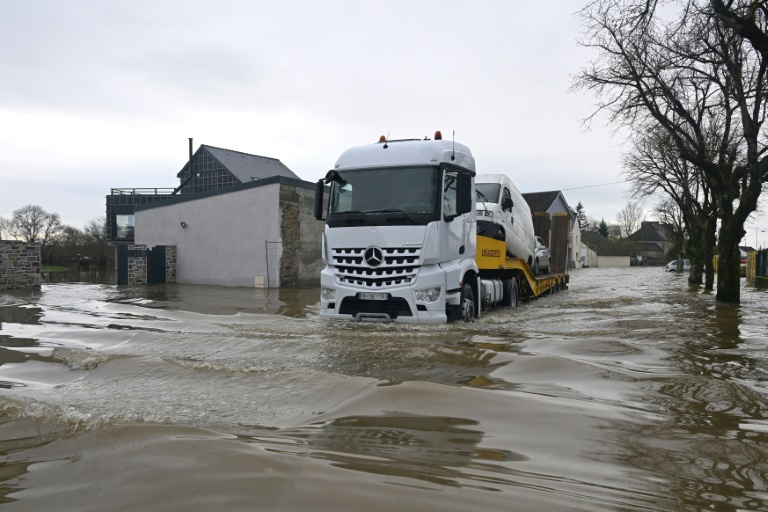 Un poids lourd circule dans une rue inondée de Redon, en Ille-et-Vilaine, le 31 janvier 2025