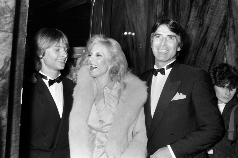 Sylvie Vartan avec son fils David Hallyday et son second mari Tony Scotti au restaurant Maxim's à Paris, le 12 septembre 1983